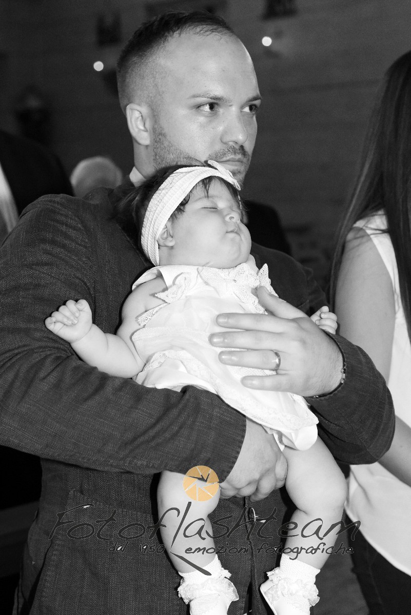 Papà e bambina chiesa cerimonia Battesimo fotografo Roma Fotoflash